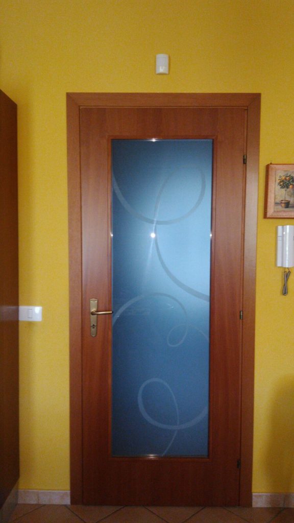 Vetro satinato per porta in legno a battente.