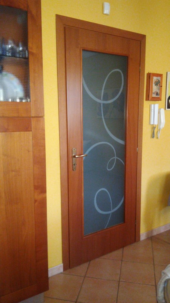 Vetro satinato per porta in legno a battente.