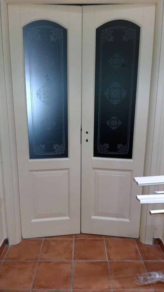 Vetri satinati con decoro sabbiato per porta in legno