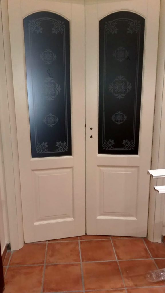 Vetri satinati con decoro sabbiato per porta in legno